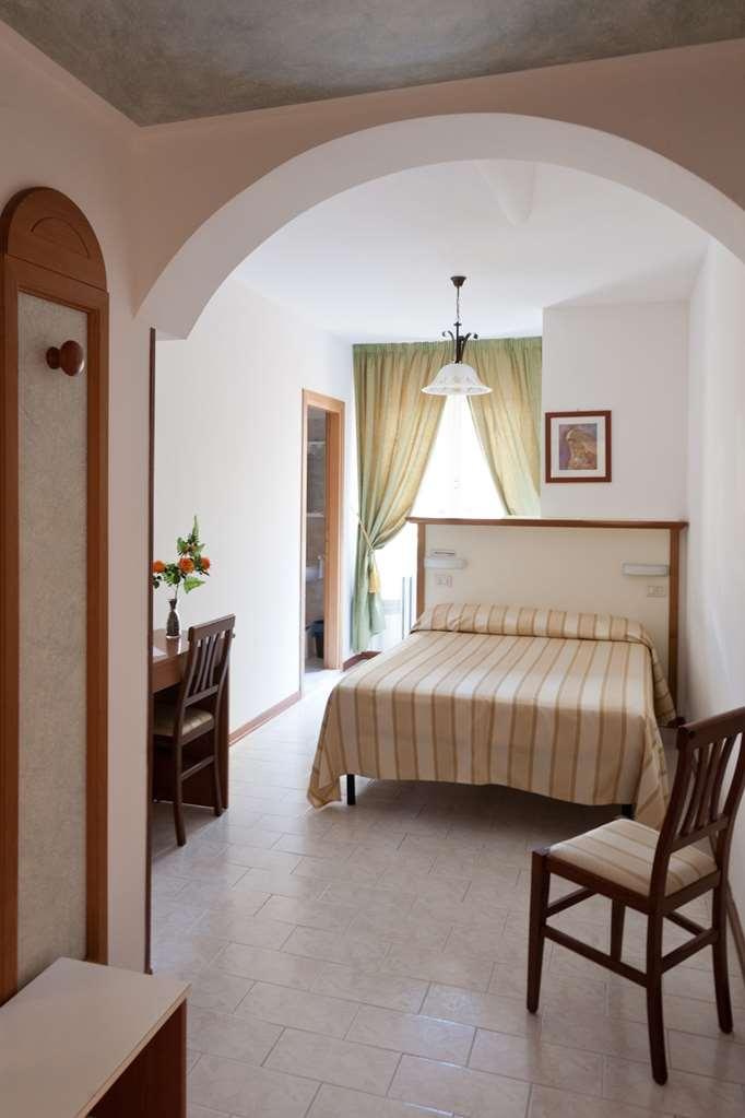 Hotel Vignola Ασίζη Δωμάτιο φωτογραφία